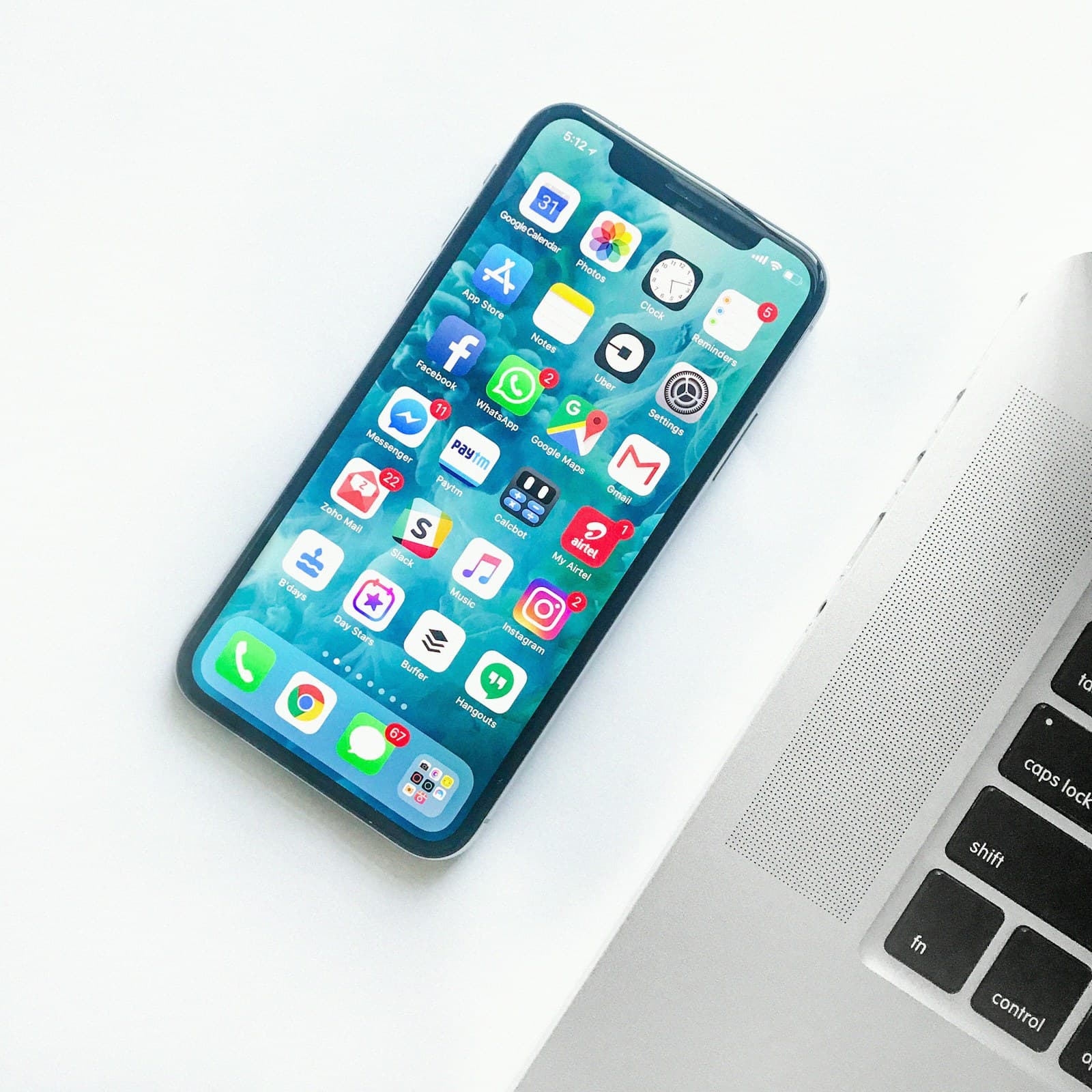 Coverbeeld bij het artikel: Wat is een AI-agent en hoe verschilt het van een normale chatbot?